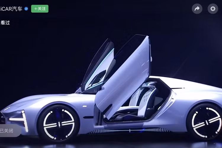 iCAR-GT sử dụng dải đèn LED chiếu sáng ban ngày hình chữ T nằm ngang hoặc mọi người có thể liên tưởng đến hình ảnh cây búa, giống với thiết kế của các xe Volvo, nằm bên trong là 2 cụm đèn LED siêu to, siêu sáng. Điểm cộng tiếp theo trong thiết kế của xe ý tưởng iCAR-GT chính là việc xe sở hữu kiểu cửa cánh bướm, với thiết kế không chạm vào phần mui xe, điều này giúp cho việc ra vào khoang lái thuận tiện hơn.