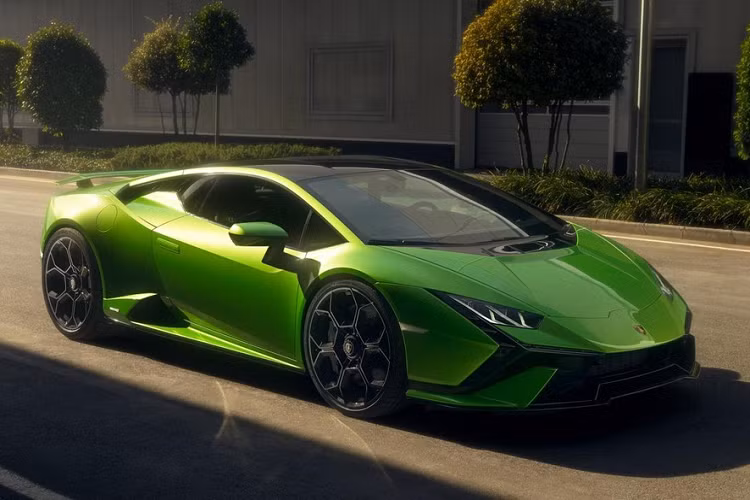 Trong thế giới của những cổ máy tốc độ, Lamborghini và Ferrari là 2 ông lớn gần như thống trị thị trường siêu xe, họ có nhiều phiên bản để tiếp cận khách hàng, từ xe phổ thông đến giới hạn, hypercar và cao cấp hơn là các xe được sản xuất độc quyền.