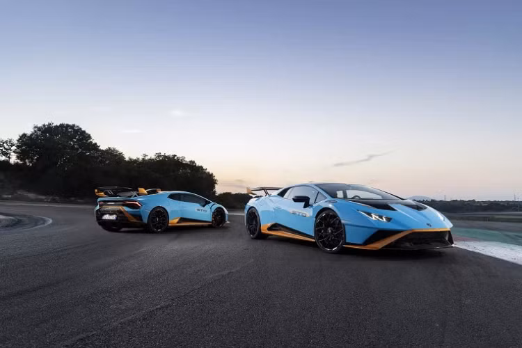 Nhưng trước khi thông tin về người kế nhiệm Huracan xuất hiện, hãng xe Ý cũng đã cung cấp một cái nhìn thoáng qua về mẫu xe sẽ thay thế dòng Aventador. Nó sử dụng động cơ V12, dung tích 6.5 lít, hút khí tự nhiên có sự hỗ trợ của hệ dẫn động plug-in hybrid. Chỉ riêng động cơ xăng đã tạo ra công suất tối đa 813 mã lực.