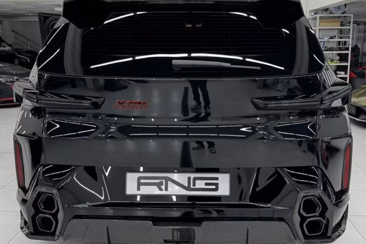 Hãng độ không can thiệp vào hệ thống động cơ trên mẫu xe này. Tuy nhiên, BMW XM vốn đã là một mẫu SUV cực kỳ mạnh mẽ. Nằm bên dưới nắp capo của xe là hệ thống PHEV gồm động cơ V8 4.4 lít tăng áp kết hợp với mô-tơ điện, cho công suất lên tới 738 mã lực và 997 Nm mô-men xoắn.