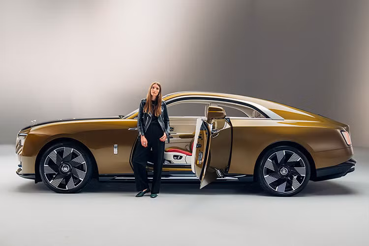 Bên cạnh đó, Rolls-Royce Spectre cũng đánh giá là mẫu xe có khả năng khí động học tốt nhất lịch sử của hãng. Là xe điện như Spectre vẫn được trang bị lưới tản nhiệt Pantheon mới giúp điều hướng gió sang 2 bên xe.