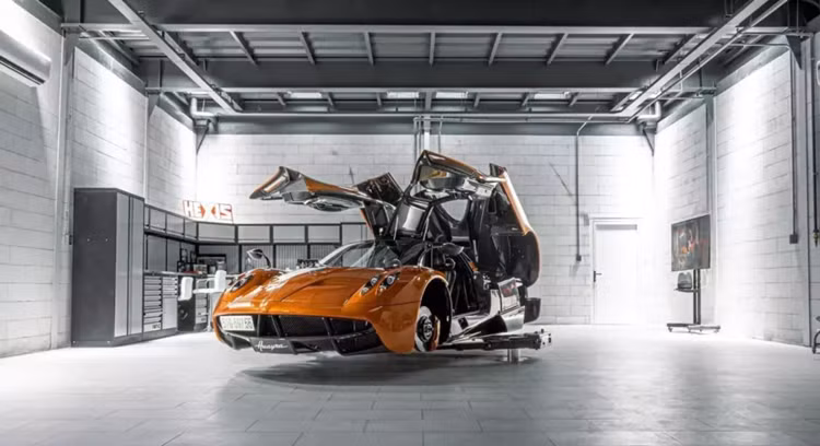 Minh Nhua tau giay va non Pagani Huayra 