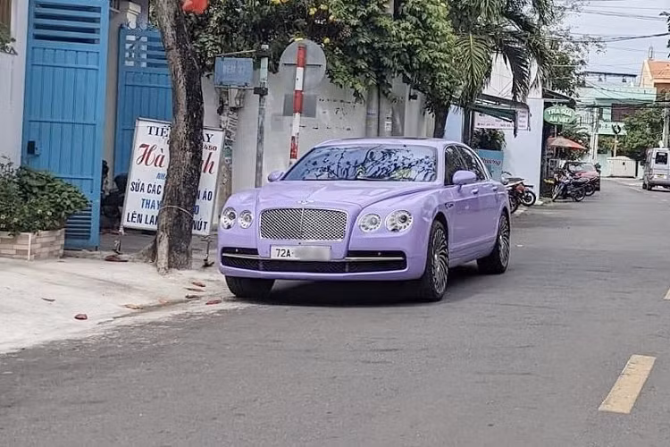 Mới đây, một chiếc Bentley Continental Flying Spur siêu sang đã lăn bánh trên các con đường ở tỉnh Bà Rịa - Vũng Tàu với ngoại thất màu tím gây thích thú với người xem, hiện đây là chiếc xe siêu sang hiếm hoi tại Việt Nam được chủ nhân cho diện bộ áo được đánh giá là rất kén khách. 