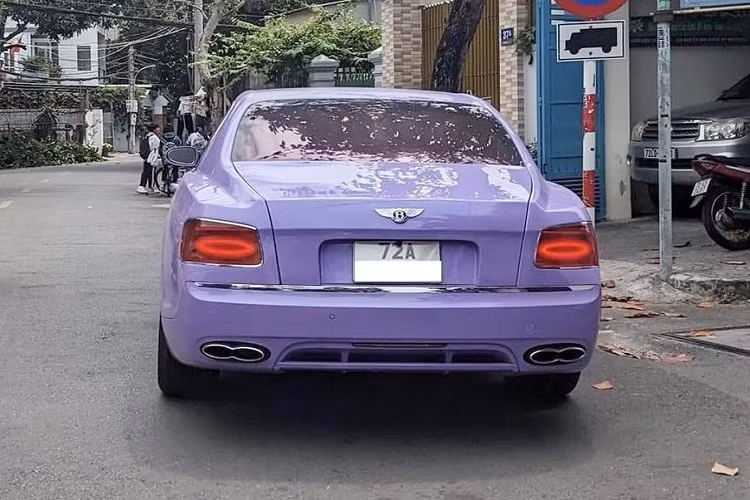 Hiện chưa rõ chiếc Bentley Continental Flying Spur cnày được dán hay sơn trực tiếp, nhưng màu của xe có độ bóng khá cao và tạo điểm nhấn còn có nhiều chi tiết mạ crôm nhưng để tìm sự khác biệt, bộ mâm đa chấu kép của chiếc xe này sẽ khiến người xem cảm thấy chủ nhân rất phá cách khi chọn la-zăng "ăn chơi" nhiều hơn thay vì sang trọng.
