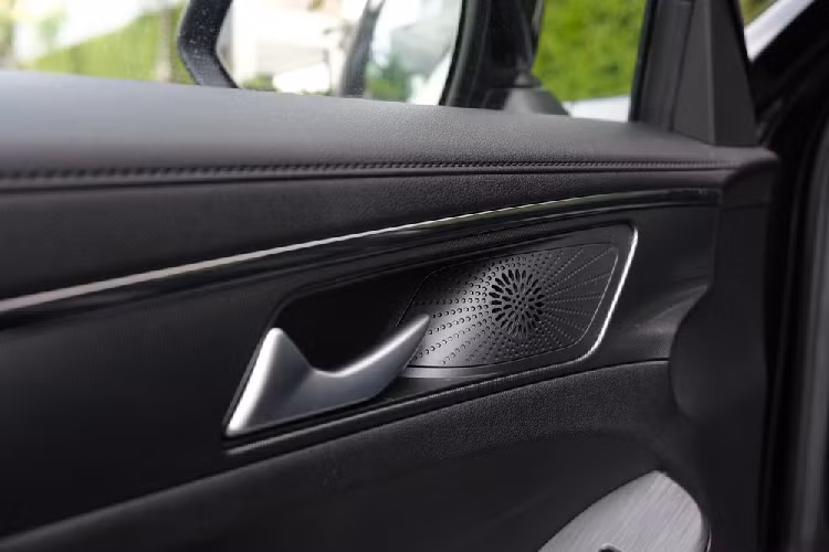 Hiện giá xe Haval Jolion 2023 bản tiêu chuẩn mới chưa được công bố. Trong khi đó, 3 phiên bản cao cấp hơn của xe hiện có giá dao động từ 879.000 - 999.000 Baht (khoảng 591 - 672 triệu đồng). Haval Jolion Sport 2023 sẽ có 4 màu sắc là đen, xám, trắng và đỏ.