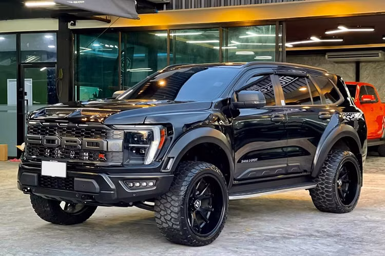 Mặc dù Ford Everest được chia sẻ kiến trúc với Ranger Raptor mới nhất và Bronco, nhưng nhà sản xuất vẫn không có bất kỳ dấu hiệu nào cho thấy rằng phiên bản hiệu năng cao của mẫu SUV địa hình này sẽ xuất hiện. Và nếu bạn đang mong muốn một chiếc Ford Everest Raptor đặc biệt, hãy tìm đến xưởng độ Shana E-Sport tại Thái Lan.