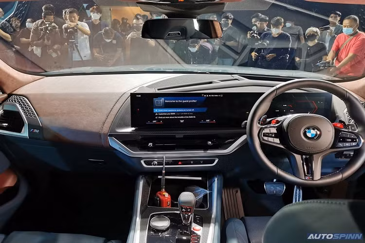 Đây cũng là mẫu xe BMW M đầu tiên được trang bị hệ thống đánh lái này. Ngoài thông số vận hành khá ấn tượng, BMW XM 50e xDrive 2023 còn sở hữu ngoại hình lạ mắt, thậm chí gây tranh cãi. Cụ thể, mẫu xe này được trang bị lưới tản nhiệt hình quả thận đôi cỡ lớn với viền tích hợp đèn mang tên Iconic Glow. Bên cạnh đó là hệ thống đèn 2 tầng tương tự BMW 7-Series thế hệ mới và X7 nâng cấp với đèn pha LED thích ứng nằm bên dưới. Tiếp đến là hốc gió trung tâm cỡ lớn và khe gió nằm dọc ở hai góc cản trước.