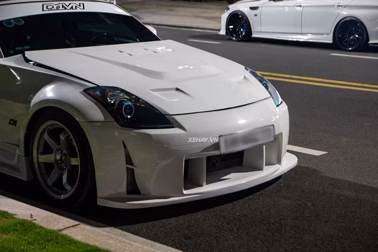 Nissan 350Z không chỉ đạt vận tốc tối đa 250km/h mà còn rất phù hợp với bộ môn drift nhờ được trang bị hệ dẫn động cầu sau.