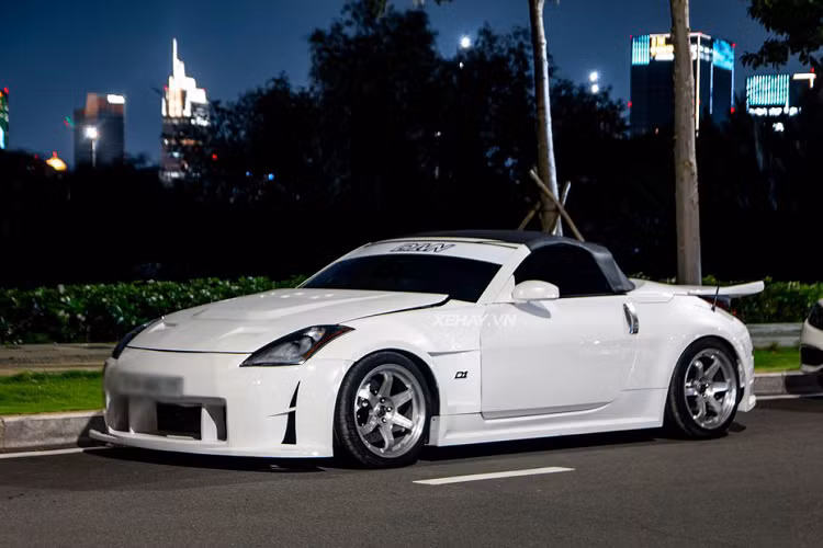 Được biết, chiếc Nissan 350Z này cũng được nâng cấp khồi động cơ nguyên bản V6 3.5 lít hút khí tự nhiên, cho cho công suất mạnh hơn mức 287 mã lực và mô-men xoắn cực đại 371Nm.