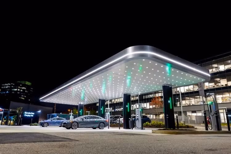 Công ty cho biết, thiết kế của mạng lưới sạc ôtô điện của Mercedes-Benz phù hợp với mạng sạc xe điện Bắc Mỹ, được Mercedes-Benz công bố gần đây cùng với 6 nhà sản xuất xe điện khác, trực tiếp cạnh tranh với mạng sạc nhanh của Tesla.