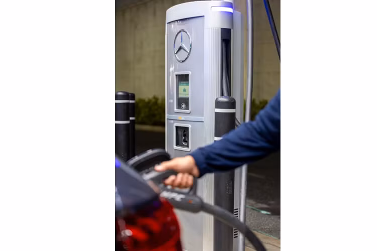 Hiện, Mercedes-Benz mới xây dựng trước một số điểm sạc xe điện tại các điểm nghỉ dưỡng 5 sao. Khi xe điện ngày càng phổ biến và trở thành phương tiện được nhiều người lựa chọn thì những trạm sạc cao cấp như ở Mỹ hoàn toàn có thể có mặt ở Việt Nam.