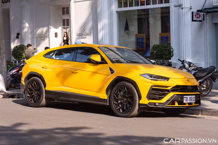 Tên gọi "Urus" như truyền thống của Lamborghini, tên gọi của chiếc xe xuất phát từ những giống bò tót tràn đầy sinh lực. Urus, hay còn được biết tới với tên gọi Aurochs, là một giống bò nguyên thủy to lớn và mạnh mẽ, tổ tiên của những gia súc hiện đại.