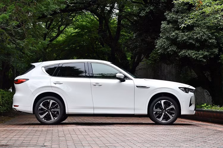 Lần đầu tiên ra mắt thị trường Nhật Bản vào hồi tháng 9 năm ngoái, mẫu xe SUV Mazda CX-60 có tổng cộng 4 tùy chọn động cơ. Đầu tiên là động cơ diesel SkyActiv-D 6 xi-lanh thẳng hàng, tăng áp, dung tích 3.3L với công suất tối đa 228 mã lực và mô-men xoắn cực đại 500 Nm.