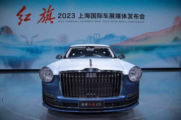 Dưới mui xe, Hồng Kỳ có động cơ CA8GV40T-03 V8 4 lít cho công suất 387 mã lực. Đây là một sửa đổi của ICE cung cấp năng lượng cho chiếc SUV LS7 khổng lồ. Nhà sản xuất của nó là FAW Group. Tuy nhiên, nó được thiết kế bởi Hồng Kỳ. Tốc độ tối đa của L5 đạt 220 km/h, quá yếu so với động cơ V12 của Rolls-Royce Ghost.