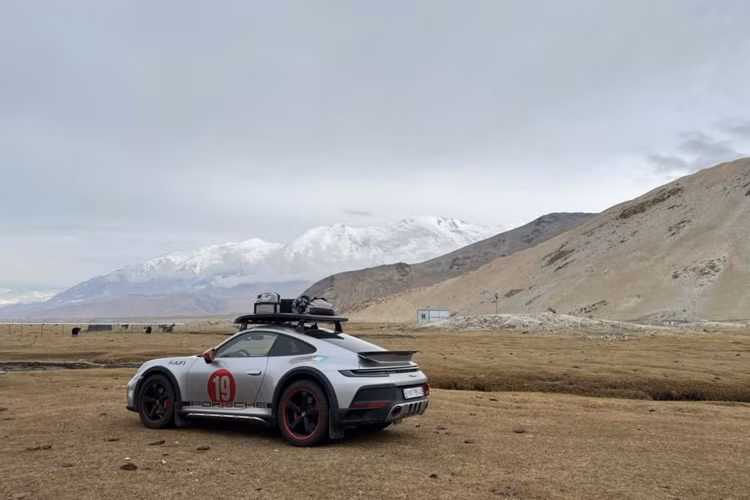 Về chiếc xe Porsche 911 Dakar của doanh nhân Hải Phòng, đây là 1 trong 2.500 chiếc xe được sản xuất toàn cầu, đại gia này chọn số thứ tự cũng là ngày và tháng sinh mình, 1.904/2.500, giá bán của xe hơn 16 tỷ đồng, chưa bao phí lăn bánh. Hiện tại, cũng đã có chiếc xe Porsche 911 Dakar thứ 2 về Việt Nam.
