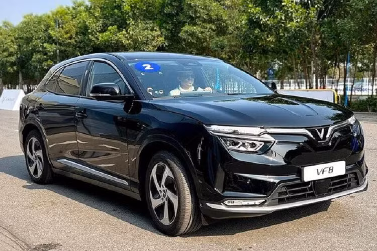 Dịch vụ thuê pin cũng là một trong những điều hấp dẫn khách hàng Việt của VinFast. Theo đó, khách mua VF 8 không kèm pin cọc xe trước 01/09/2022 có thể lựa chọn một trong 2 hình thức thuê pin theo gói Linh hoạt (990.000 đồng/tháng đối với 500km đầu, cộng thêm 1.980 đồng với mỗi km phụ trội) hoặc gói Cố định 2.189.000 đồng/tháng, không giới hạn số km.
