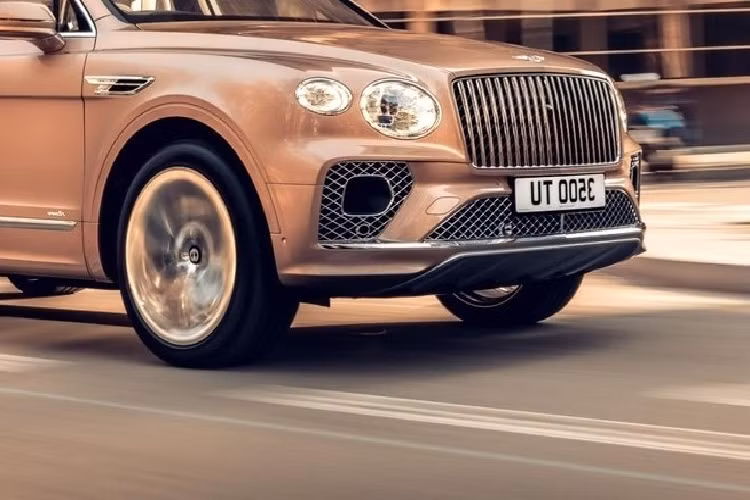 Sức mạnh này giúp chiếc xe SUV Bentley Bentayga EWB 2023 siêu sang có thể tăng tốc từ vị trí xuất phát lên 100 km/h trong 4,6 giây trước khi đạt vận tốc tối đa 290 km/h.