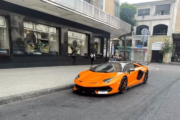 Nhưng với mức giá từ 24 tỷ đồng, rất có thể chiếc xe Lamborghini Aventador SVJ LP770-4 Roadster sẽ sớm tìm thấy người mua, tất nhiên, giá cả vẫn còn có thể thương lượng. Điểm nổi bật trên siêu xe Lamborghini Aventador SVJ Roadster chính là phần nóc xe được chia thành 2 mui cứng bằng carbon, có thể tháo lắp dễ dàng bằng tay. Để mở mui, chủ nhân chỉ cần bật lẫy được gắn sau đầu các ghế ngồi.