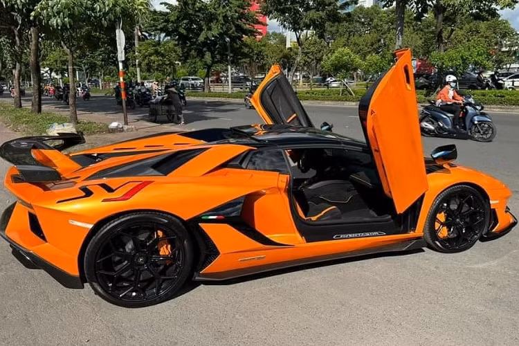 Chiếc Lamborghini Aventador SVJ LP770-4 Roadster trong bài viết này được 1 công ty nhập khẩu tư nhân ở Hà Nội mang về nước vào cuối năm 2021, xe mang ngoại thất màu cam rất nổi bật và thuộc sở hữu của 1 khách hàng sinh sống ở Sài thành, sau hơn nửa năm về nước, chiếc xe Lamborghini Aventador SVJ LP770-4 Roadster mới được hoàn thành các thủ tục đăng ký biển số, xe mang biển NG (Ngoại giao). 