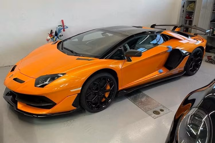 Chiếc siêu xe mui trần Lamborghini Aventador SVJ Roadster có thể tăng tốc từ vị trí đứng yên lên 100 km/h chỉ trong thời gian 2,9 giây, chậm hơn 0,1 giây so với bản Coupe và 0-200 km/h trong 8,8 giây. Vận tốc tối đa của siêu xe Lamborghini Aventador SVJ mui trần sẽ là 350 km/h.
