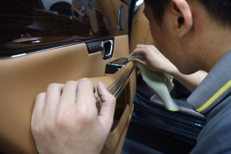 Công ty này đã trích dẫn một nghiên cứu gần đây của Viện Filk Frieberg nhằm chứng minh sự hiện diện của chất dẻo trong các sản phẩm thay thế da. Như chúng ta đã biết, nhựa là vật liệu tổng hợp có nguồn gốc từ nhiên liệu hóa thạch, chúng không phân hủy sinh học một cách an toàn và không thể tái chế hoàn toàn.