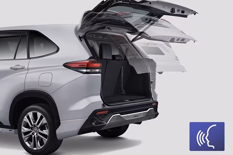Phần đầu xe được trang bị lưới tản nhiệt hình lục giác, đi kèm mắt lưới hình tổ ong có viền mạ crôm, nối liền với cụm đèn pha nằm ngang ở hai bên được thiết kế khá góc cạnh. Nằm dưới lưới tản nhiệt là khe gió hẹp với hốc hình tứ giác khá lớn ở hai bên, trang trí bằng nẹp màu bạc. Tiếp theo đó là cản trước mới với hốc gió trung tâm hình chữ nhật và 2 đèn sương mù nhỏ nằm hai bên hốc gió trung tâm.