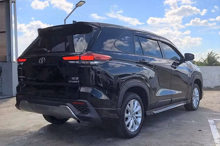 Hai phiên bản còn của Toyota Innova 2024 mới lại sử dụng động cơ xăng Dynamic Force 4 xi-lanh, dung tích 2.0L, sản sinh công suất tối đa 174 mã lực tại tua máy 6.600 vòng/phút và mô-men xoắn cực đại 205 Nm tại dải tua máy 4.500 - 9.000 vòng/phút.
