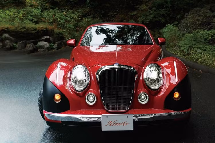 Trong khi ngoại hình lại như "xuyên không" từ quá khứ về hiện tại. Ở phiên bản 2024, Mitsuoka Himiko hoài cổ này vẫn sở hữu thiết kế ngoại thất như sự kết hợp giữa Morgan Aero 8 và Jaguar XK120 của Anh quốc. Xe hiện chỉ có đúng 1 phiên bản và thêm nhiều trang bị tiêu chuẩn hơn.