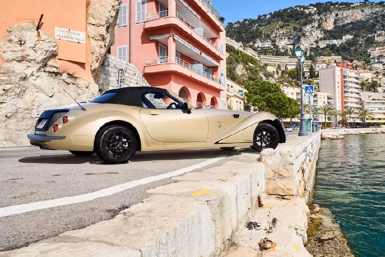 "Trái tim" của Mitsuoka Himiko 2024 là động cơ xăng SkyActiv-G 4 xi-lanh, dung tích 1.5L và hộp số tự động 6 cấp của hãng Mazda. Động cơ này tạo ra công suất tối đa 129 mã lực và mô-men xoắn cực đại 150 Nm. 