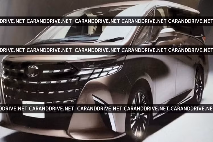Ở phía sau, Alphard 2024 có khá nhiều thay đổi rõ ràng như cụm đèn hậu OLED với tạo hình bên trong tương tự đèn LED định vị ban ngày. Ở giữa 2 đèn hậu là nẹp màu đen bóng mới, đi kèm tem chữ nổi "Alphard". Cản sau của xe có thiết kế khá đơn giản, sơn cùng màu thân xe và đi kèm đèn nằm dọc ở hai góc.