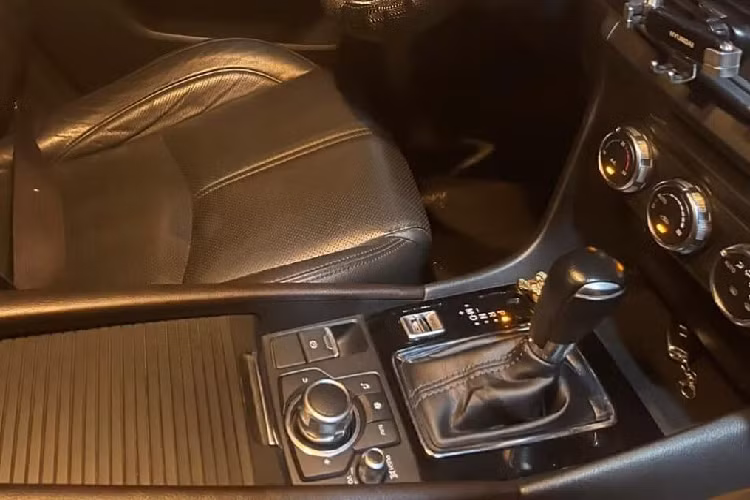 Trong khi đó bên trong cabin, sau 6 năm sử dụng nội thất của chiếc Mazda3 biển ngũ quý 2 cũng đã có sự xuống cấp. Về truyền động, chiếc Mazda3 trong bài sử dụng máy 1.5L hút khí tự nhiên có công suất 110 mã lực, mô-men xoắn cực đại 144 Nm, đi kèm hộp số tự động 6 cấp.