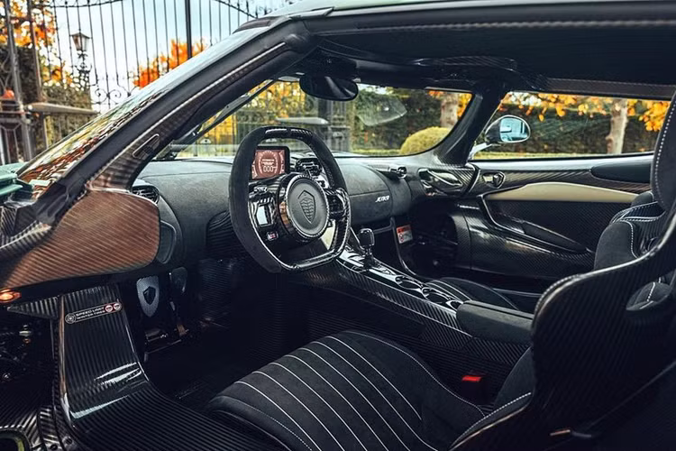 Kể từ khi công bố dòng siêu xe hypercar Jesko hoàn toàn mới lần đầu vào tháng 3/2019 đến nay, Koenigsegg chỉ giới thiệu thêm 2 biến thể với những cập nhật lớn đáng chú ý là Jesko Attack (thêm cánh gió lớn để tối ưu lực điều hướng xuống) và Jesko Absolut (bản tốc độ cao cao cấp hơn).