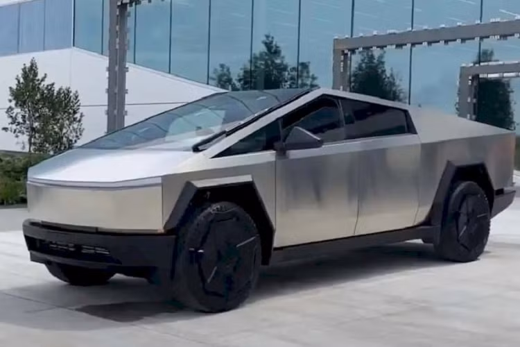 Tesla Cybertruck lo dien khong che, sap ban giao toi tay khach hang