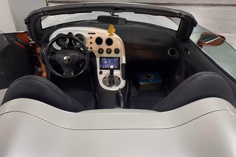 Nội thất xe Pontiac Solstice tương đối đơn giản với 2 ghế ngồi, ngăn cách là phanh tay cơ, ngoài ra, xe còn có bảng đồng hồ và màn hình đủ dùng cho các giải trí cơ bản. Ngoài phần ghế ngồi và 1 nửa bảng điều khiển trung tâm của xe Pontiac Solstice hàng hiếm tại Việt Nam được bọc da và nhựa màu tối.