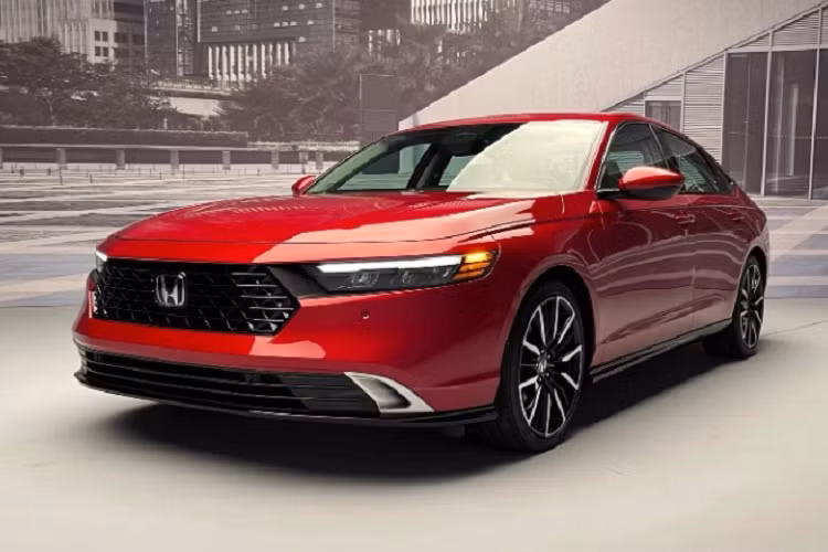 Thiết kế Honda Accord 2023 với cụm đèn pha thanh mảnh, sắc sảo nối liền với mặt ca lăng, gợi nhớ đến những mẫu xe Honda khác như HR-V và Civic mới. Phía dưới là hốc gió trung tâm tích hợp cả 2 khe gió nhỏ nằm dọc. Trong khi đó, cản trước của xe có phần mềm mại hơn với khe hút gió trải rộng, tạo cảm giác bề thế hơn cho xe.