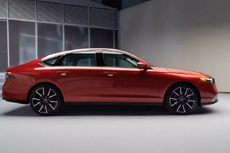 Ở bản tiêu chuẩn LX và EX, Honda Accord 2023 dùng màn hình cảm ứng trung tâm 7 inch, hỗ trợ Android Auto/Apple CarPlay có dây, sưởi ghế trước, ghế lái chỉnh điện 8 hướng, hệ thống điều hòa tự động 2 vùng độc lập và cửa sổ trời.