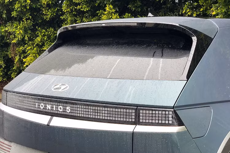 Tuy nhiên thực tế cho thấy, nước mưa, tuyết hay bụi bẩn khi bám vào kính hậu phía sau Hyundai Ioniq 5 không dễ dàng trôi đi. Ngay cả ở tốc độ cao trên đường cao tốc, những giọt nước vẫn đọng ở đó, gây cản trở tầm nhìn. Sau khi nghiên cứu và tiếp nhận các phản hồi của khách hàng, hãng đã nhận ra trang bị này có thể nâng cao độ an toàn và trải nghiệm lái xe tổng thể của khách hàng.
