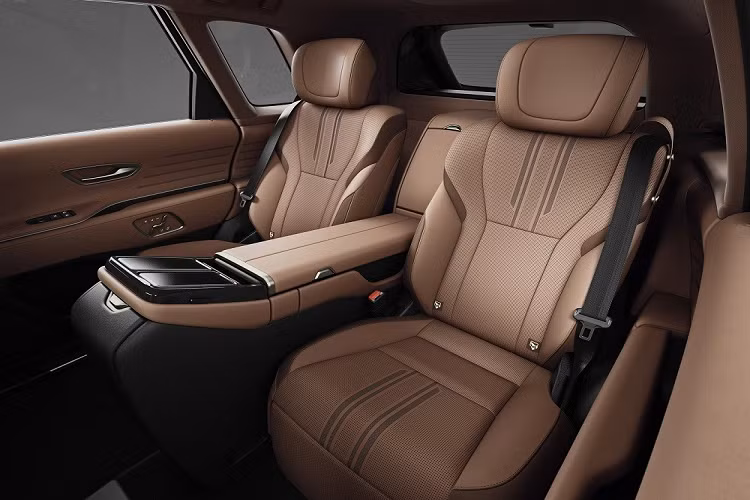 Cũng như những mẫu xe sang khác, mọi tinh hoa của Toyota Century 2024 đều hội tụ bên trong nội thất, đặc biệt là hàng ghế sau. Để hành khách bước vào bên trong dễ dàng hơn, hãng Toyota đã trang bị cửa sau mở với góc 75 độ, bệ bước chân tự động và tay nắm trên cột C. Nếu cảm thấy cửa mở thông thường không có gì đặc biệt thì mẫu SUV này sẽ khiến bạn thích thú với cửa sau có thể trượt chỉnh điện như xe MPV.