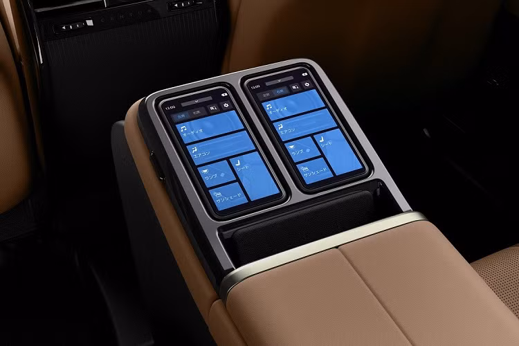 Khác với phiên bản sedan, Toyota Century 2024 chỉ được trang bị nội thất 4 chỗ ngồi thay vì 5 chỗ. Ở khoang hành khách phía sau chỉ có 2 ghế thương gia có thể ngả phẳng về phía sau như chuyên cơ. Trên đầu hành khách còn có trần kính toàn cảnh giúp nội thất thêm thoáng đãng. Nằm giữa 2 ghế này là cụm điều khiển trung tâm tích hợp 2 màn hình để hành khách chỉnh các tính năng của xe. Ngoài ra, hành khách có thể tháo 2 màn hình này ra và sử dụng như máy tính bảng.