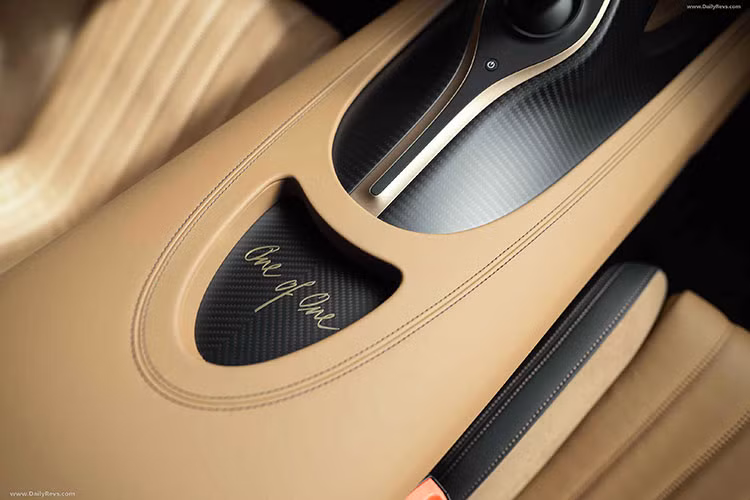 Bên trong nội thất xe, Bugatti chọn 2 loại da bọc với 2 tông màu khác nhau nhưng vẫn thể hiện được sự hài hòa trang nhã cần thiết cho mẫu xe siêu phẩm. Cùng với đó là một số vị trí dùng chất liệu sợi carbon và logo EB nằm trên vô-lăng được mạ vàng độc đáo.