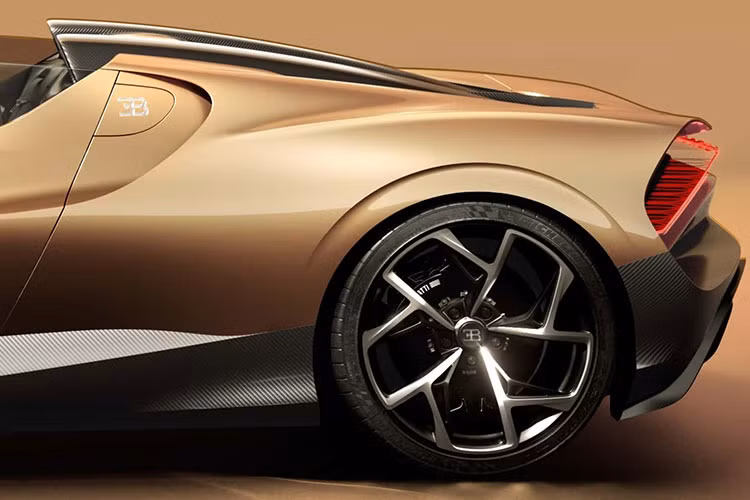 Tuy nhiên khác với mẫu siêu xe độc bản đó, chiếc Bugatti Mistral mạ vàng sở hữu những mảng màu đen do chất liệu sợi carbon tạo nên tại các vị trí như nắp động cơ, cửa hút gió kép phía sau tựa đầu và phần dưới của thân xe. Cặp gương chiếu hậu tuy cũng được ốp sợi carbon nhưng lại có lớp hoàn thiện bằng vàng sáng bóng.