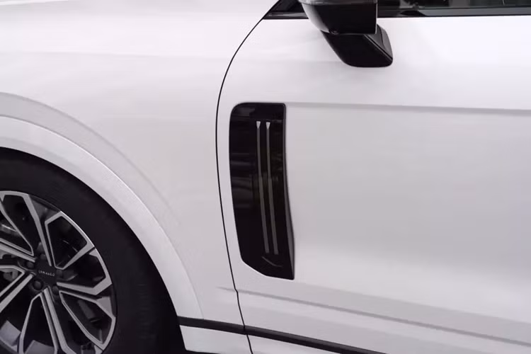 Lynk &amp; Co 09 EM-P 2024 được định vị là một chiếc SUV plug-in hybrid cỡ lớn, chiếc xe facelift mới này sẽ có những nâng cấp và điều chỉnh về kiểu dáng cũng như cấu hình.