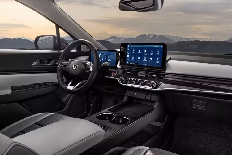 Trong nội thất, Honda đã tích hợp một hệ thống giải trí 11,3 inch tích hợp Google Assistant, Google Maps và cửa hàng Google Play. Bên cạnh đó, có cụm đồng hồ kỹ thuật số 11 inch và các tính năng tiện ích như bộ sạc điện thoại không dây loại bỏ túi và nhiều ngăn đựng cốc.