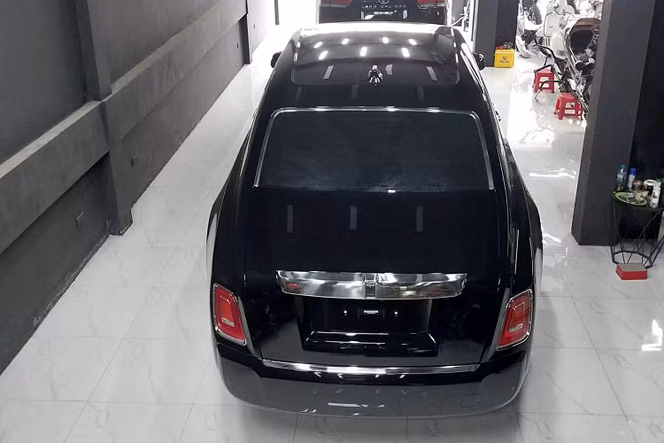 Hiện chưa rõ danh tính vị đại gia Hà Nội này nhưng một số nguồn tin cho biết ngoài chiếc Rolls-Royce Phantom VIII Series II 2023 mới mua, ông còn sở hữu nhiều chiếc xe sang khác với giá trị hàng chục tỷ đồng.