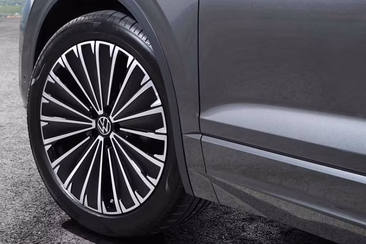 Trên cản trước còn có thêm một nan mạ crôm kéo dài làm điểm nhấn. Volkswagen chỉ bổ sung các loại vành hợp kim đa chấu mới cho mẫu xe này với đường kính dao động từ 19 - 21 inch, tùy phiên bản. Tương tự đầu xe, khu vực phía sau của Volkswagen Touareg 2024 cũng được cải tiến với dải đèn LED nằm vắt ngang đuôi xe. Ở chính giữa dải đèn này là logo phát sáng với ánh sáng màu đỏ của hãng Volkswagen.