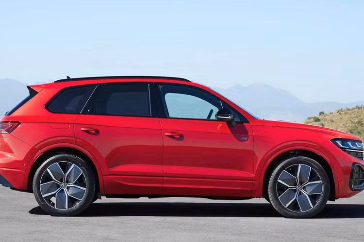 Hiện nay, Volkswagen Touareg cũng đang được phân phối chính hãng tại Việt Nam. Trong tháng 5/2023 này, Volkswagen Touareg được nhận chương trình ưu đãi 100% lệ phí trước bạ từ chính hãng. Tại Việt Nam, mẫu xe này có giá dao động từ 2,99 - 3,499 tỷ đồng, tùy phiên bản.