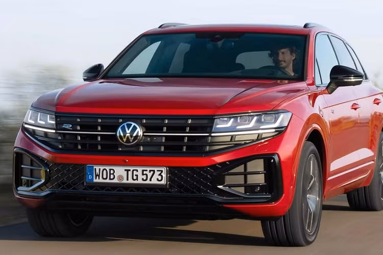 Volkswagen cho biết cả hệ thống treo tiêu chuẩn lẫn hệ thống treo khí nén tùy chọn đều được cải tiến nhằm cải thiện sự thoải mái và linh hoạt của xe. Riêng phiên bản R và R-Line của Volkswagen Touareg 2024 sẽ có ngoại hình thể thao hơn. Điều này được thể hiện qua lưới tản nhiệt và cản trước màu đen của xe.