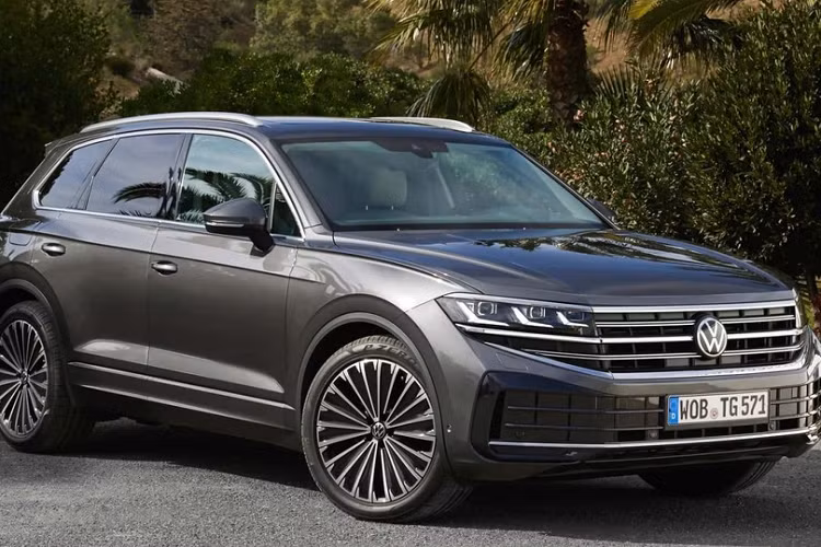 Chưa hết, Volkswagen Touareg 2024 còn có thêm dải đèn LED định vị ban ngày được thiết kế nằm vắt ngang trên đầu xe và cản trước mới. Cản trước được trang trí bằng những nan màu đen đan vào nhau khiến hốc gió trung tâm và khe gió nằm dọc ở hai góc như nhập làm một khối.