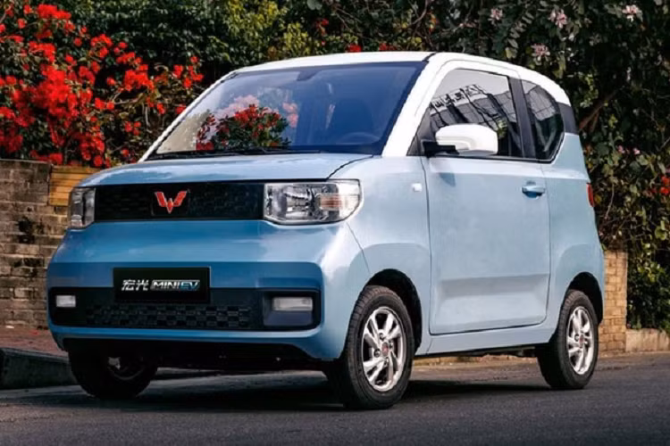 "Trái tim" của Wuling Hongguang Mini EV là mô-tơ điện mạnh 27 mã lực ở 3 bản tiêu chuẩn, Macaron, Convertible và 41 mã lực ở bản Gameboy. Xe sử dụng pin lithium Ternary (NMC) và LFP, mang đến quãng đường di chuyển từ 120 - 300 km sau khi sạc đầy.
