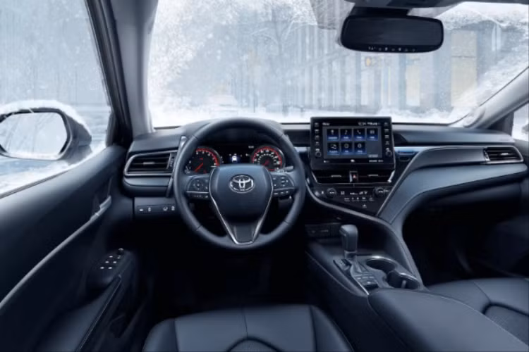 Chính vì thế nên mới đây, kênh YouTube Q-Cars đã phác thảo nên bộ khung của Toyota Camry thế hệ thứ 9. Hình ảnh phác thảo cho thấy, xe sở hữu ngoại hình mang đậm phong cách thể thao, năng động khác hoàn toàn với vẻ ngoài lịch lãm, sang trọng trước đây.